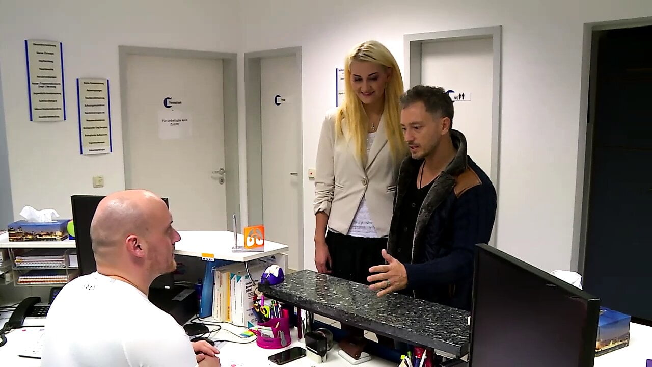 Une fille blonde chevauche une bite dans un centre médical