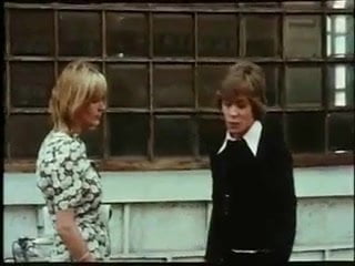 GARÇON FAISANT L’AMOUR AVEC UNE MILF SEXY