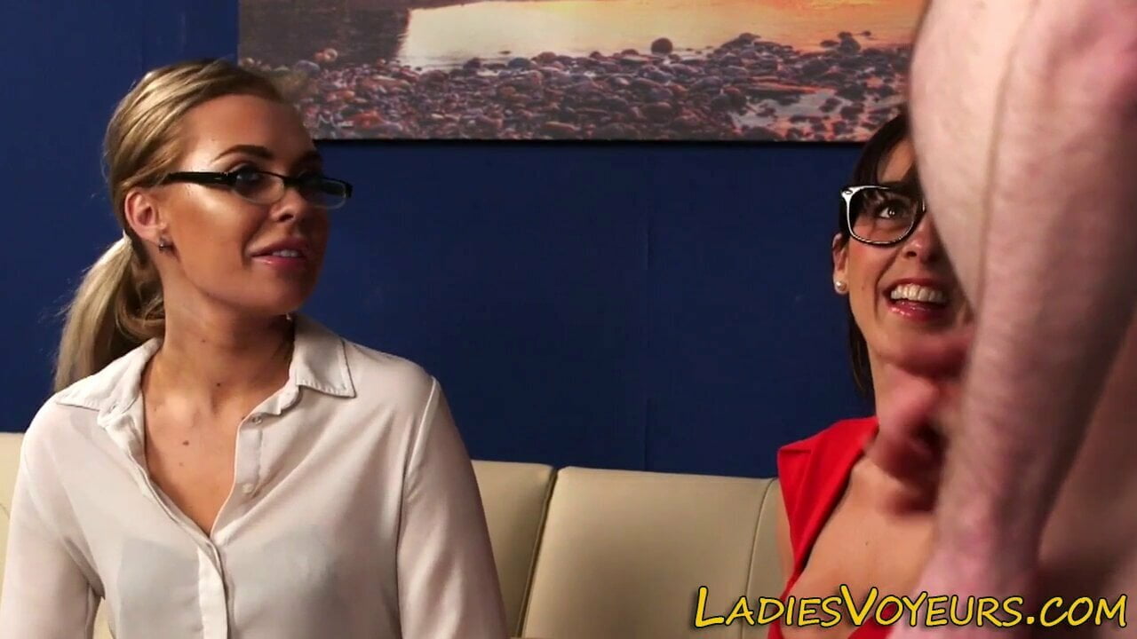 Filles CFNM habillées avec classe et portant des lunettes