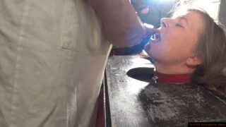 Baisée au visage au pilori par une bite et un méchant dragon  Little Sunshine MILF