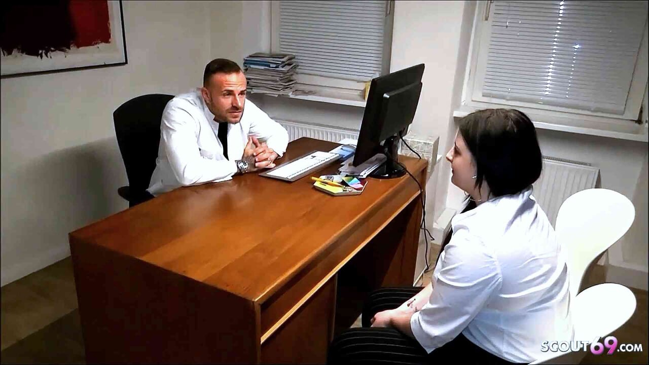 Une adolescente allemande enceinte et pulpeuse se fait baiser par un médecin lors d’un examen gynécologique