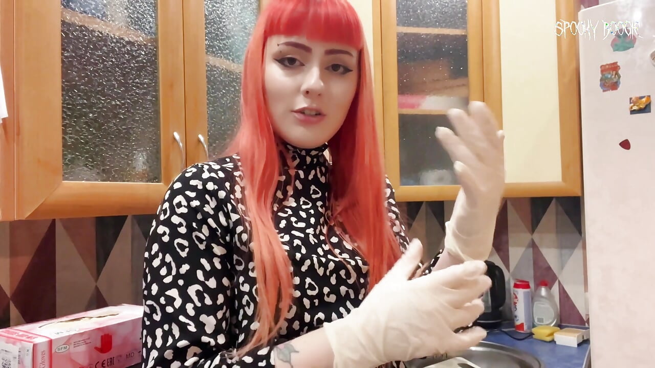 Gfe  Une fille gothique rousse vous fait devenir fan de branlette avec des gants