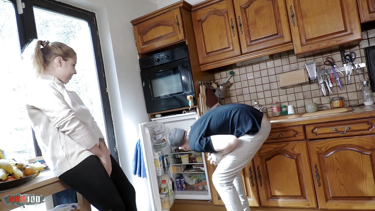 Tania Villalobos superbe MILF blonde espagnole aux gros seins se fait baiser dans la cuisine