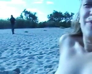 Une femme excitée fait un gangbang sur une plage nudiste