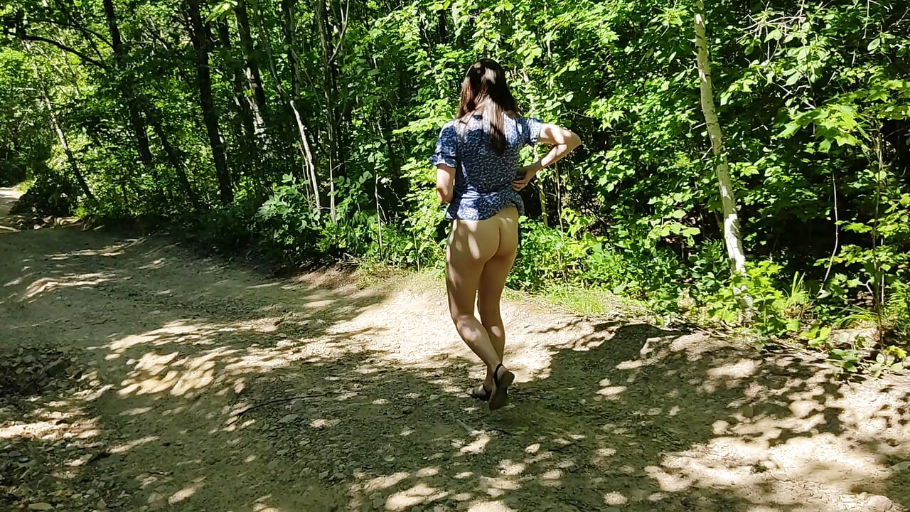 Je suis allée me promener sans culotte osant me déshabiller et courir nue C’était grisant et risqué