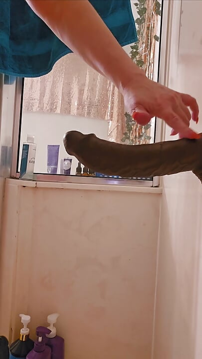 Une milf mature se sert d’un gode BBC sous la douche