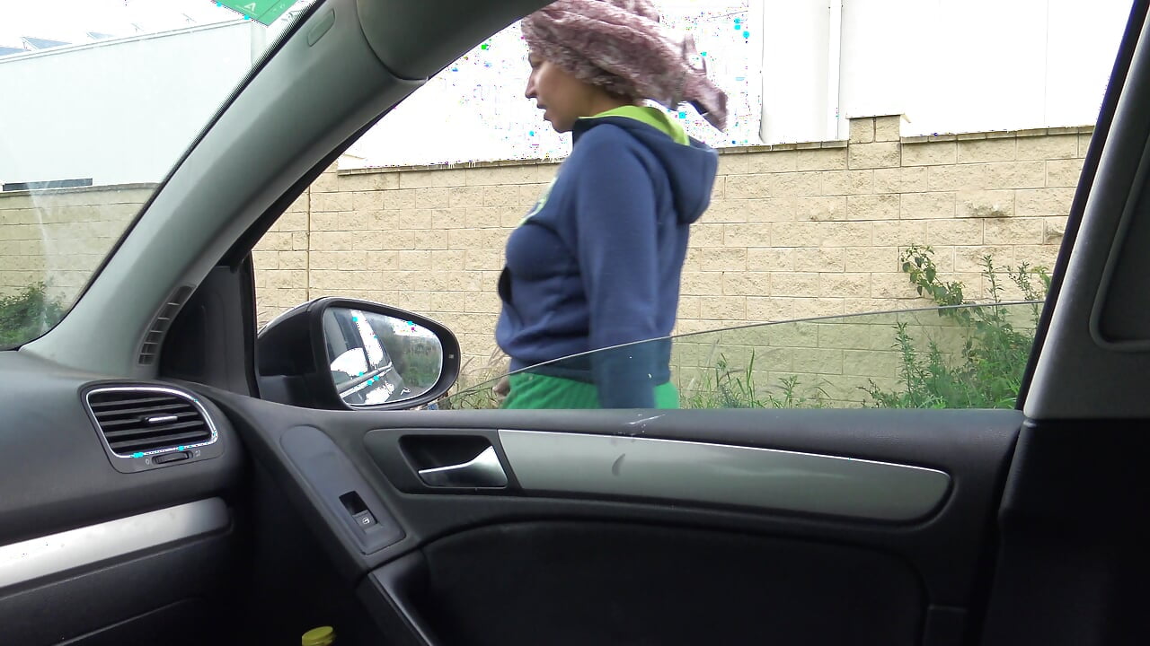 OH MON DIEU  Une milf a surpris un vrai voyeur en train de lui montrer sa bite