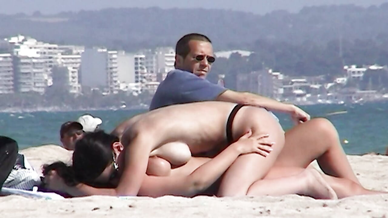 Jeux lesbiens sans complexe sur la plage