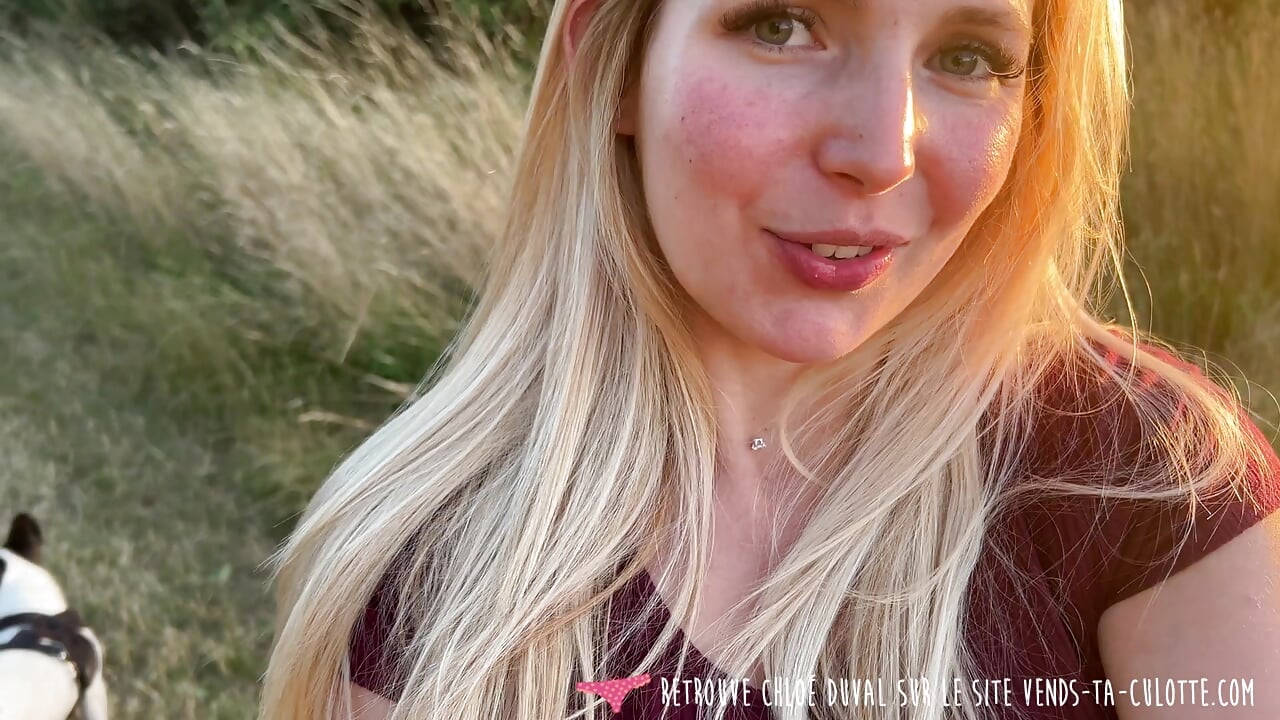 Vends-ta-culotte – A gorgeous girl shows off outdoors then sucks off her boyfriend and swallows it all