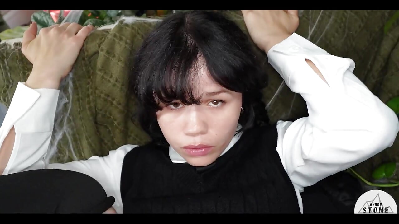 Mercredi Addams prend une énorme bite et éjacule avec Yhivi